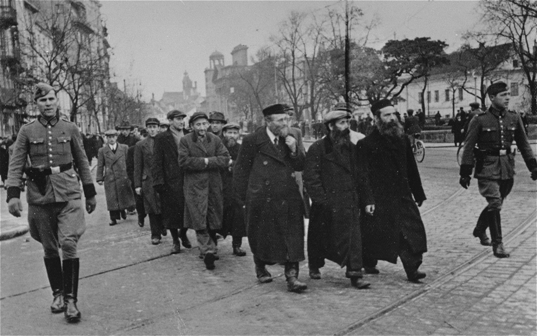 Judiska män förs till tvångsarbete i Warszawa 1940.
