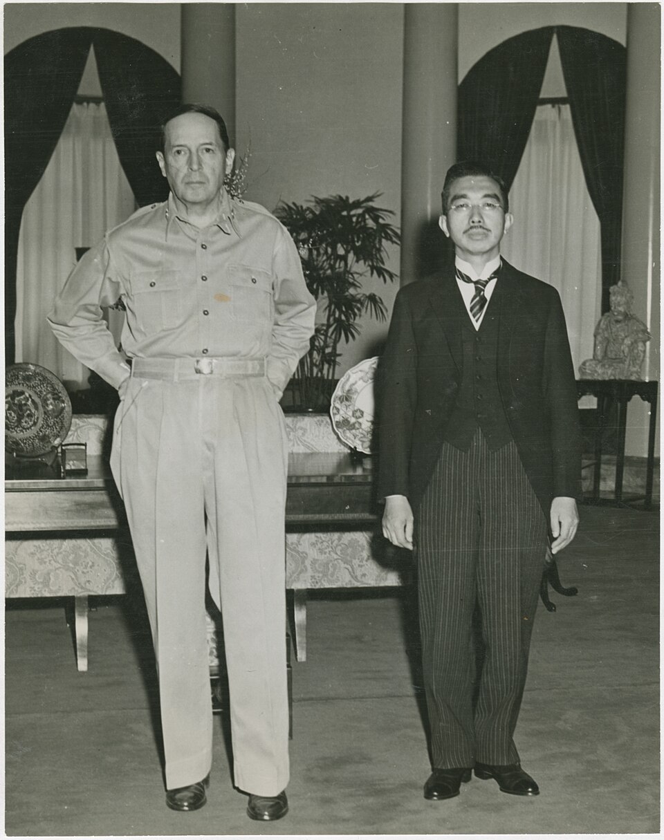 Hirohito möter Douglas MacArthur i Tokyo 1945