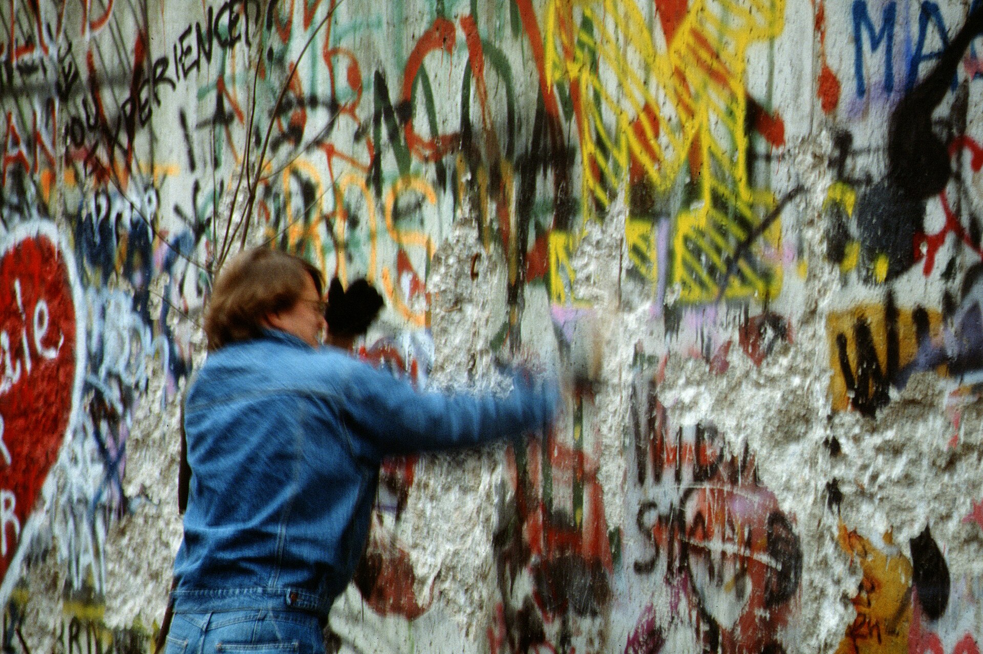 Människor och graffiti vid Berlinmuren i november 1989.