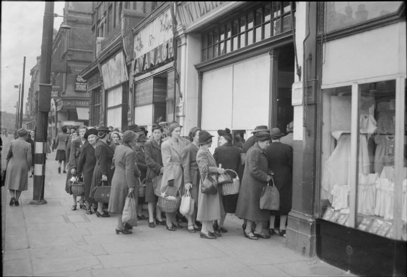 Människor köar utanför en butik i London under ransoneringen 1945.
