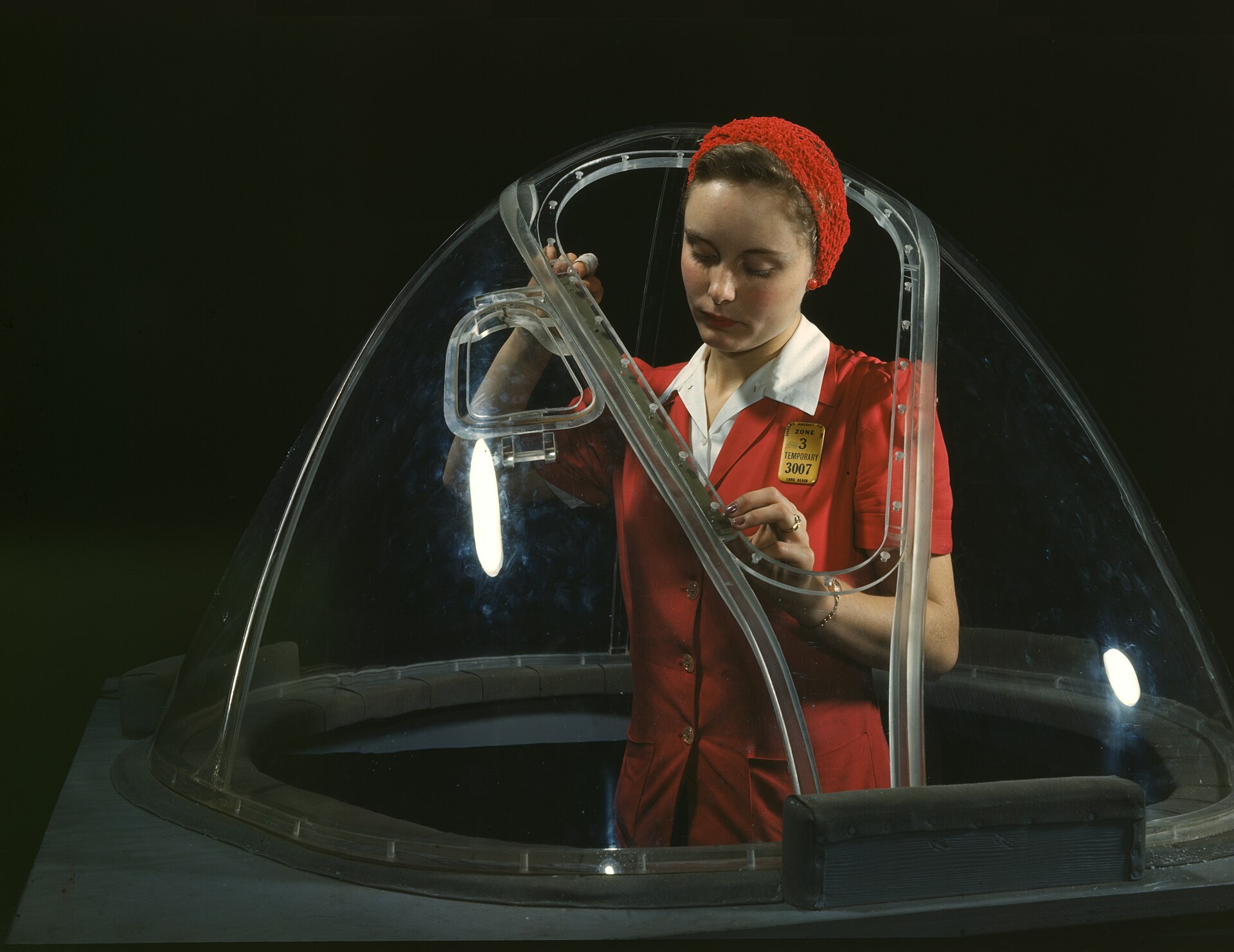 Kvinna arbetar i nossektionen på ett B-17-plan i Douglas fabrik 1942.