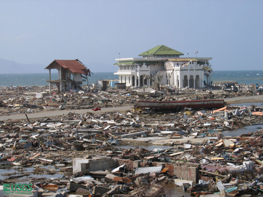 Moské står kvar bland rasmassor efter tsunamin i Aceh 2004.
