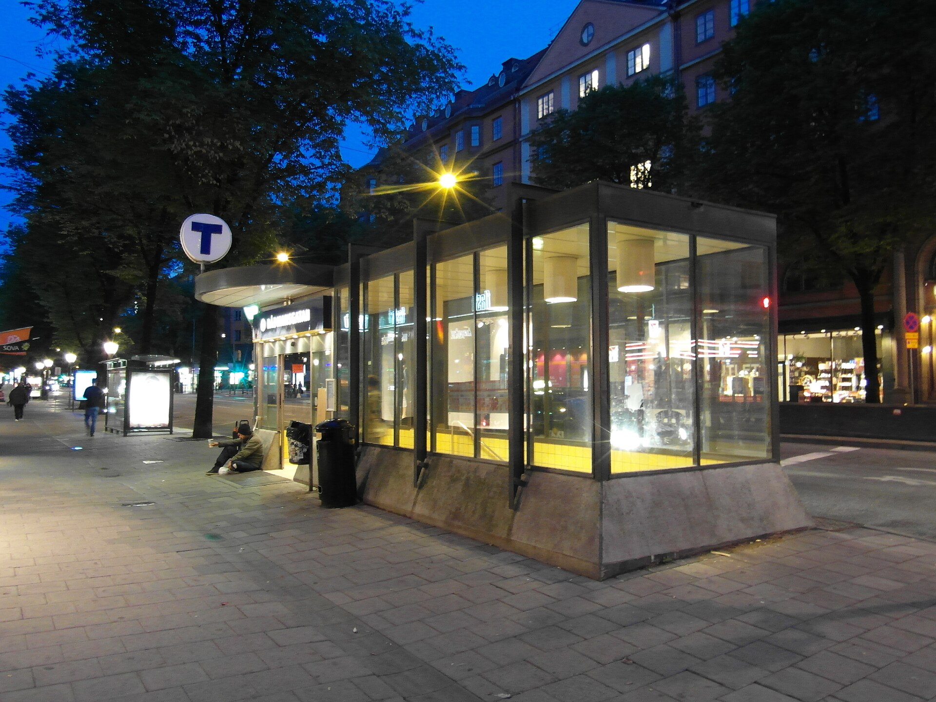 Nedgång till Rådmansgatans tunnelbanestation i Stockholm.