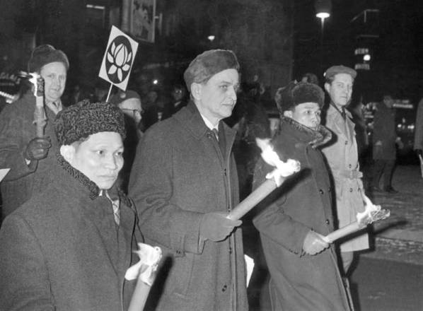 Olof Palme går i fackeltåg mot Vietnamkriget 1968.