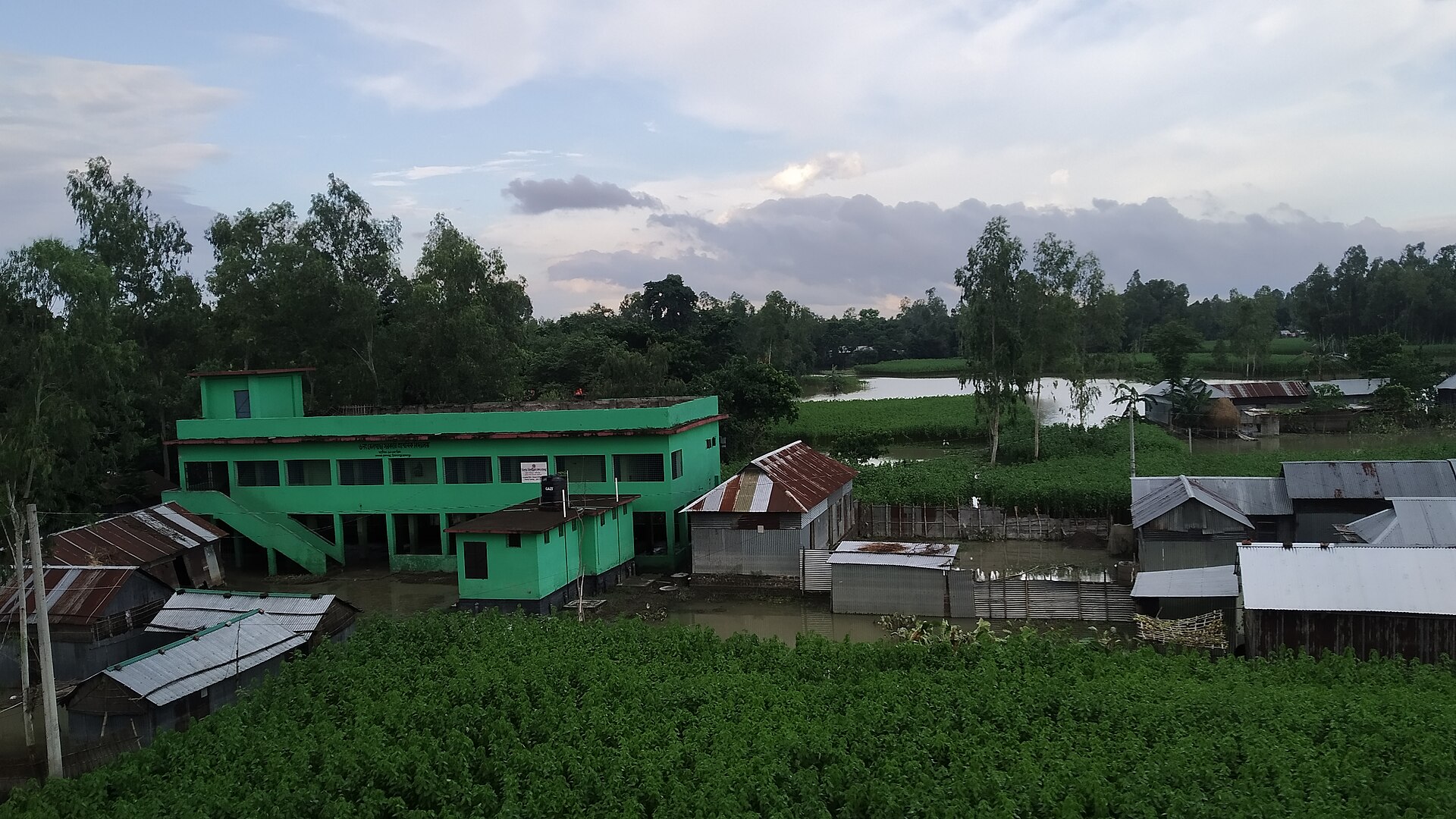 Översvämning i Bangladesh – hus omgivna av vatten