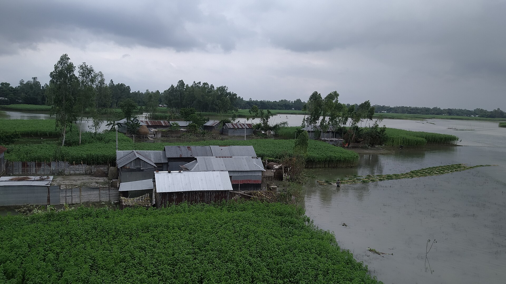 Översvämning i Bangladesh 2 – människor i vatten
