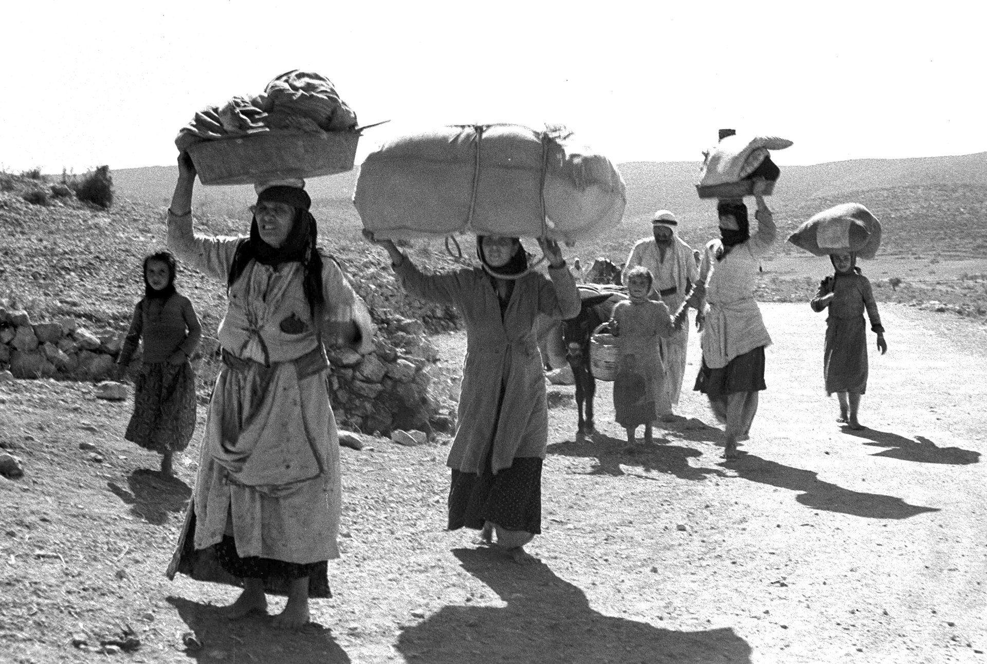 Palestinska flyktingar lämnar sina hem under kriget 1948.
