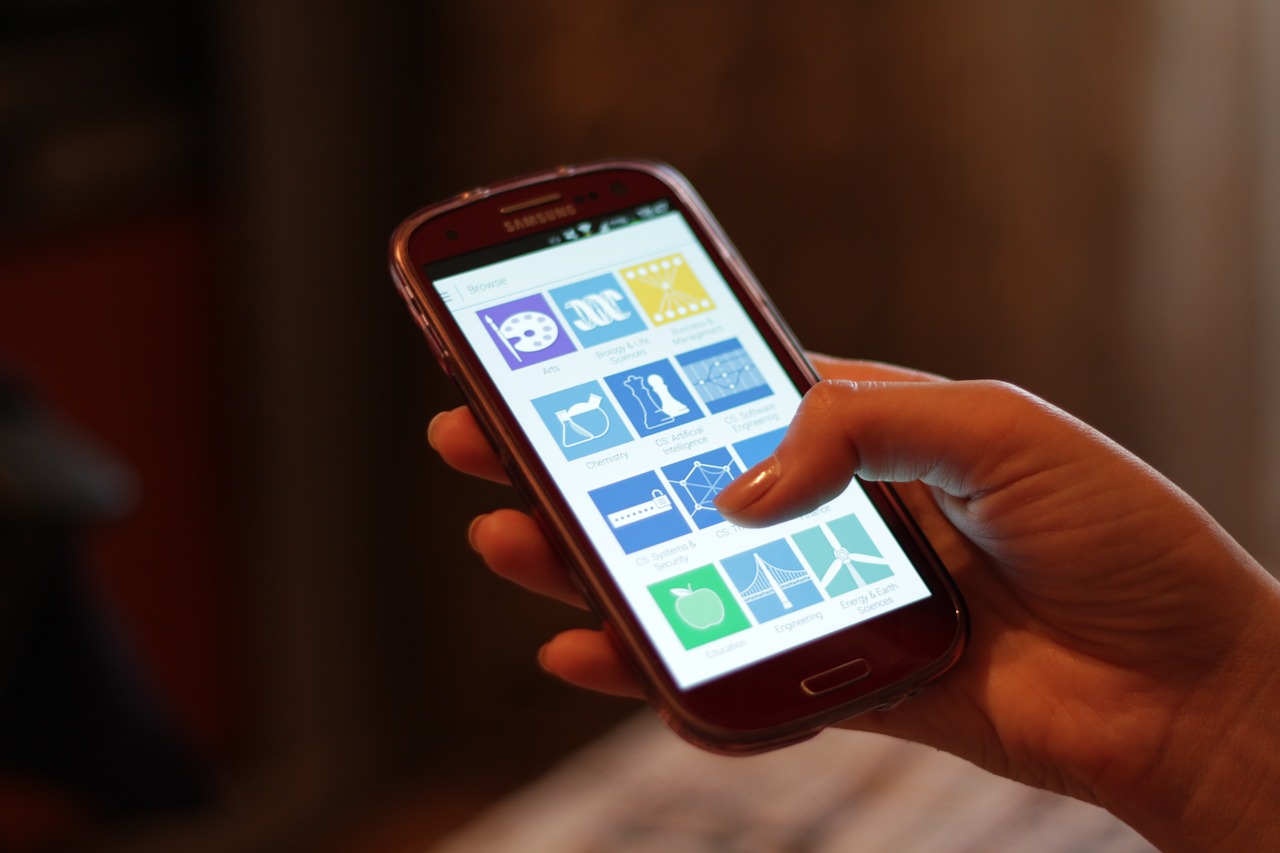 Hand håller smartphone med synlig skärm.