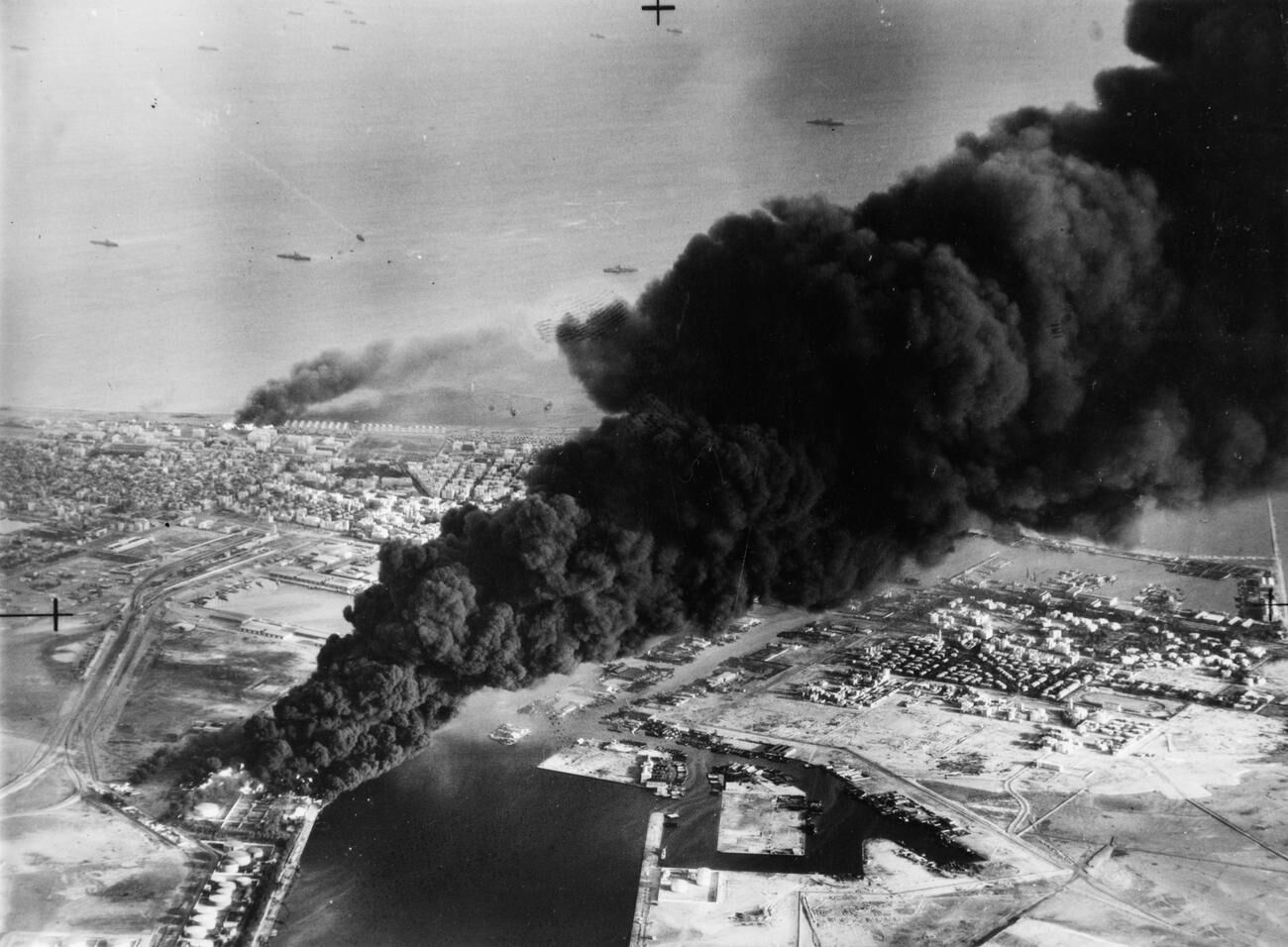 Rök stiger från Port Said under Suezkrisen 1956.