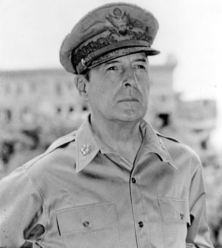 Porträtt av Douglas MacArthur i uniform.