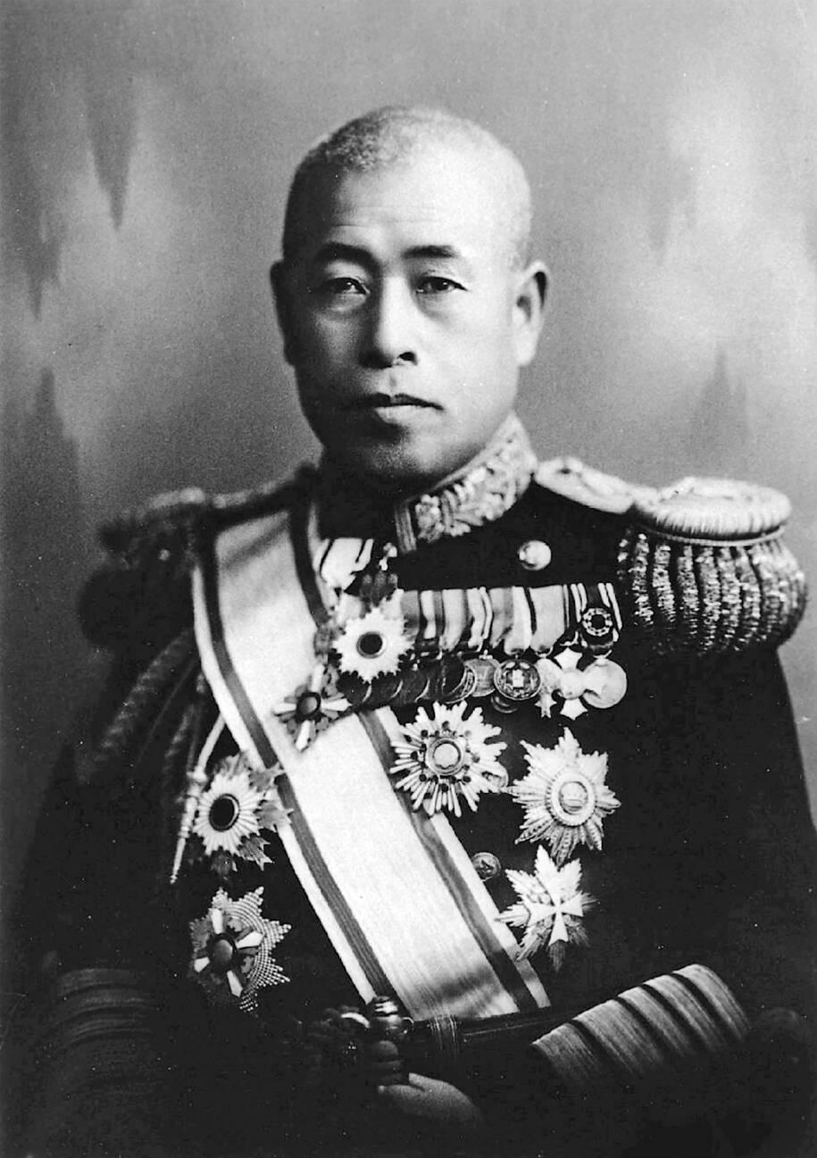 Isoroku Yamamoto i japansk marinuniform.