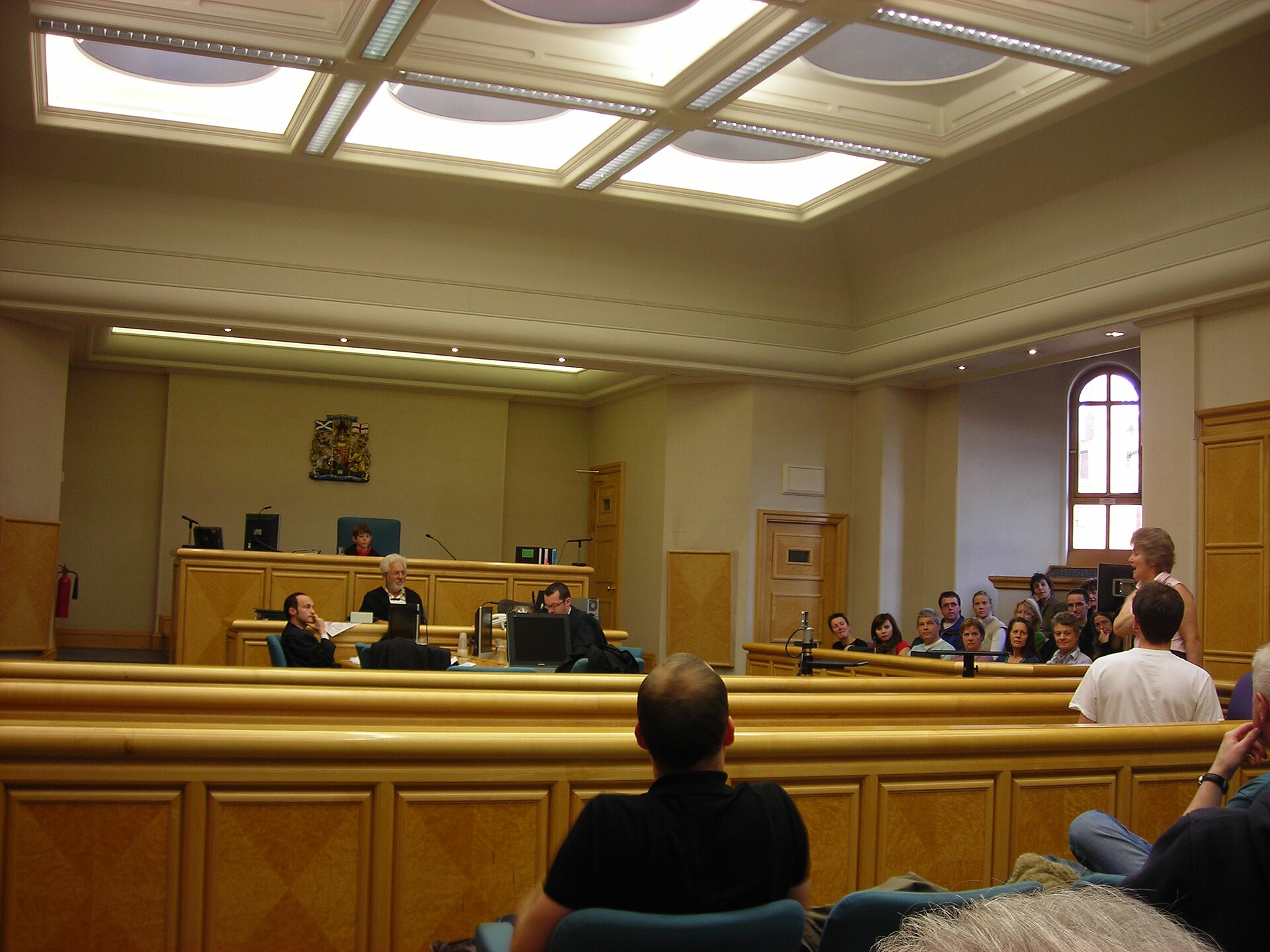Rättssal i Edinburgh Sheriff Court i Skottland.