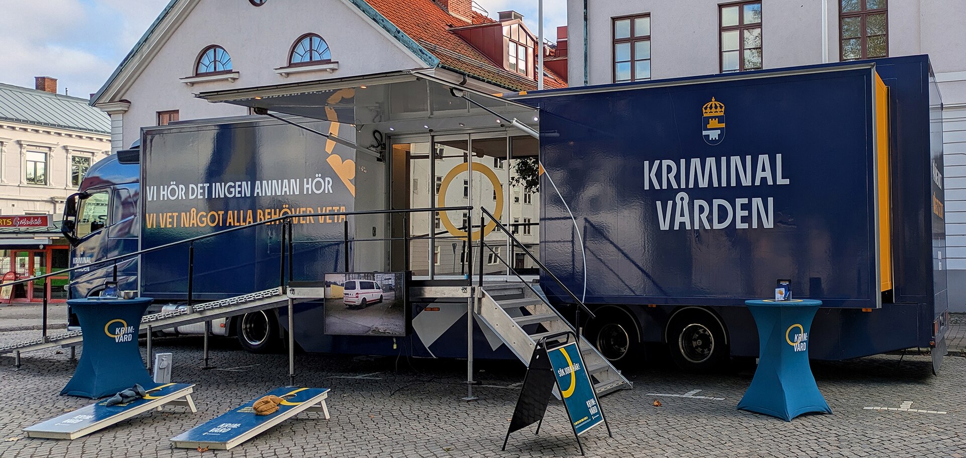 Kriminalvårdens rekryteringsbuss står parkerad utomhus.