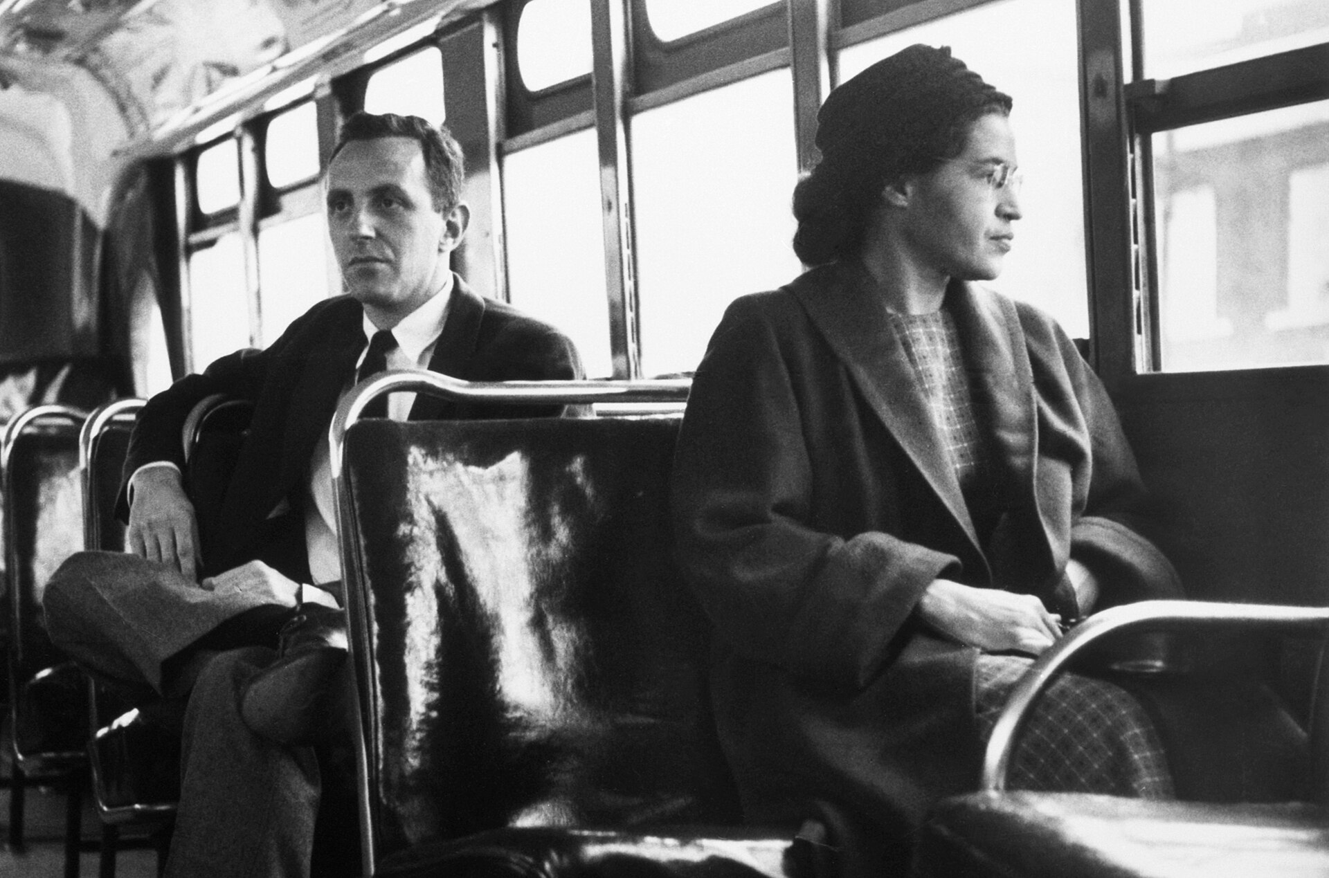 Rosa Parks sitter längst fram i en buss i Montgomery 1956.