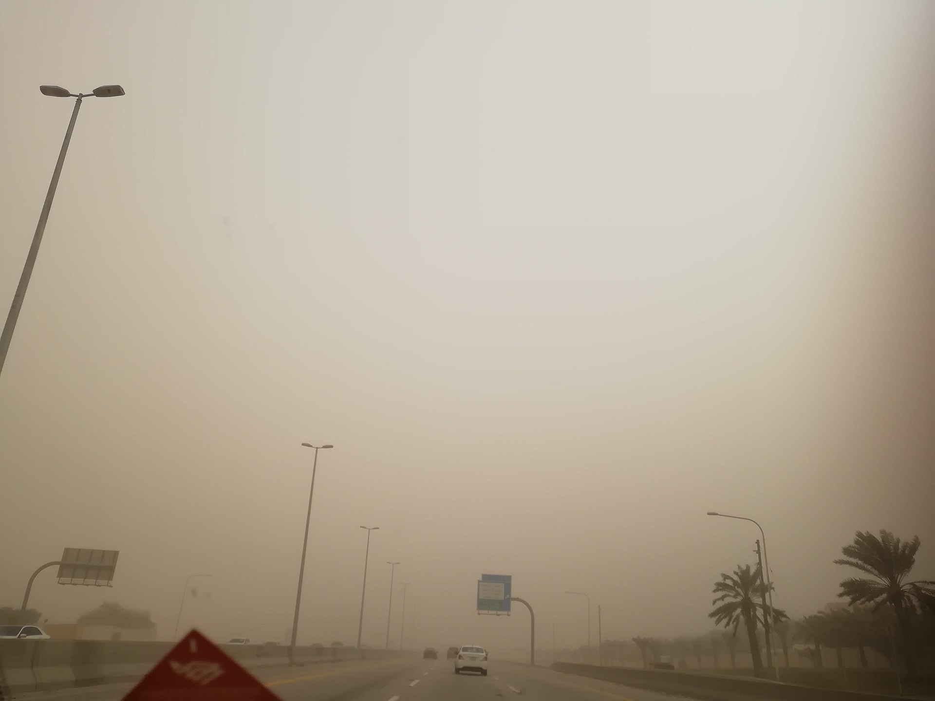 Sandstorm över Dammam där sand i luften försämrar sikten.