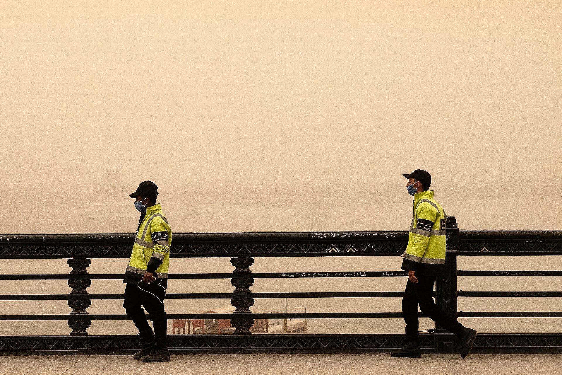 Kairo under en sandstorm med disig himmel och försämrad sikt.