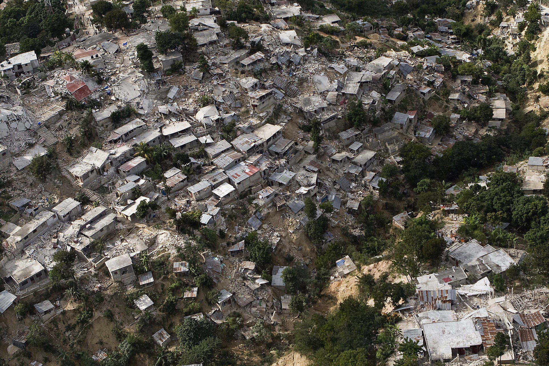 Skadade byggnader efter jordbävningen i Haiti 2010