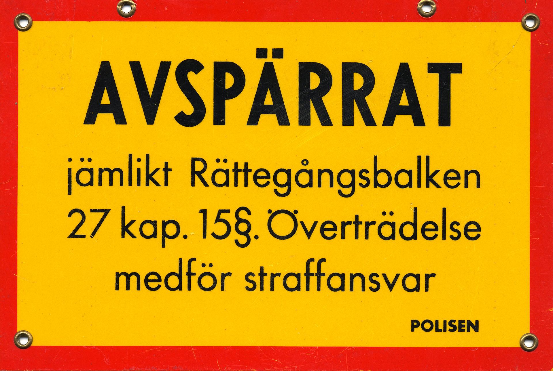 Svensk skylt som visar att ett område är avspärrat av polis.