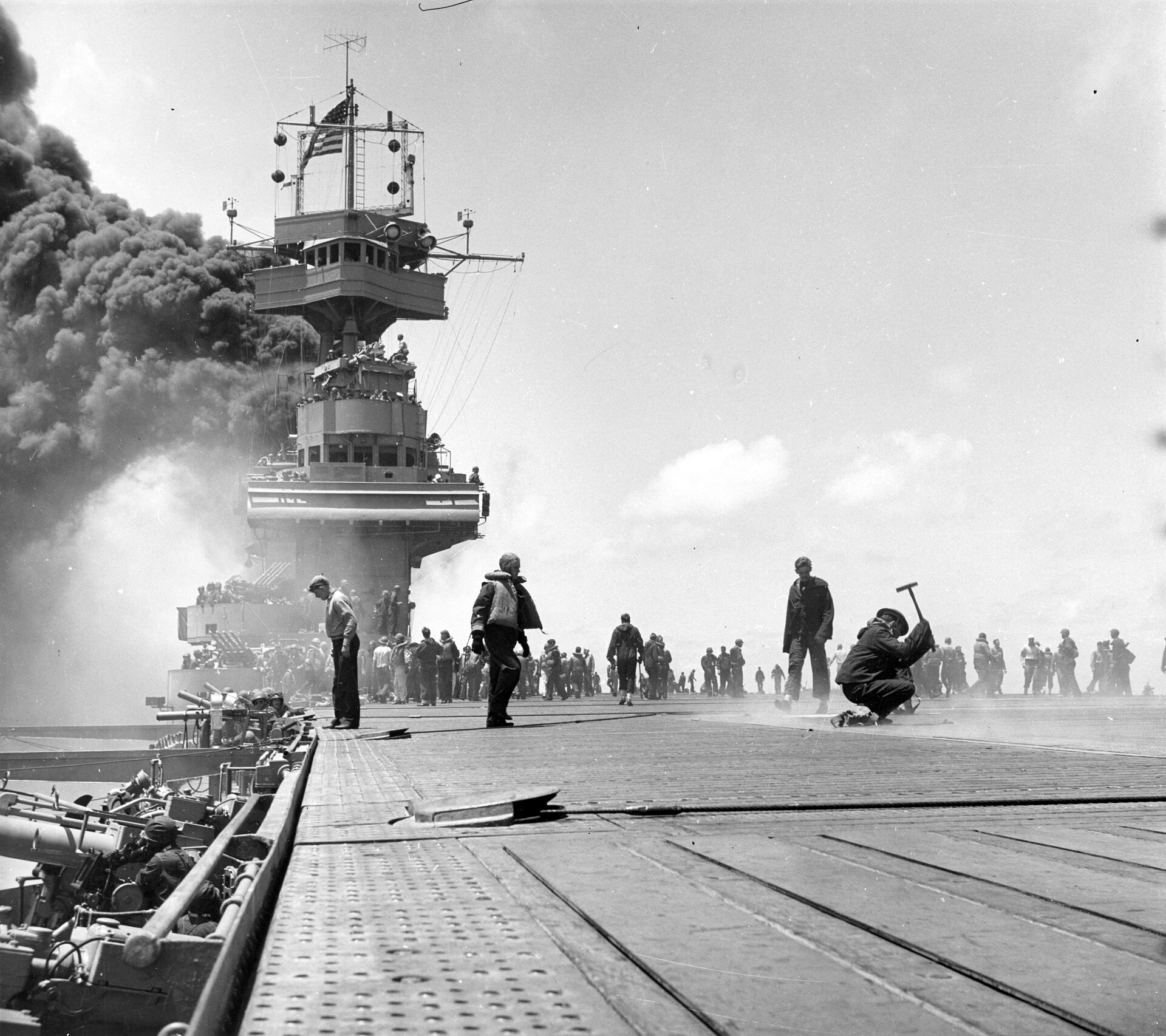 Rök stiger från hangarfartyget USS Yorktown under slaget vid Midway 1942.