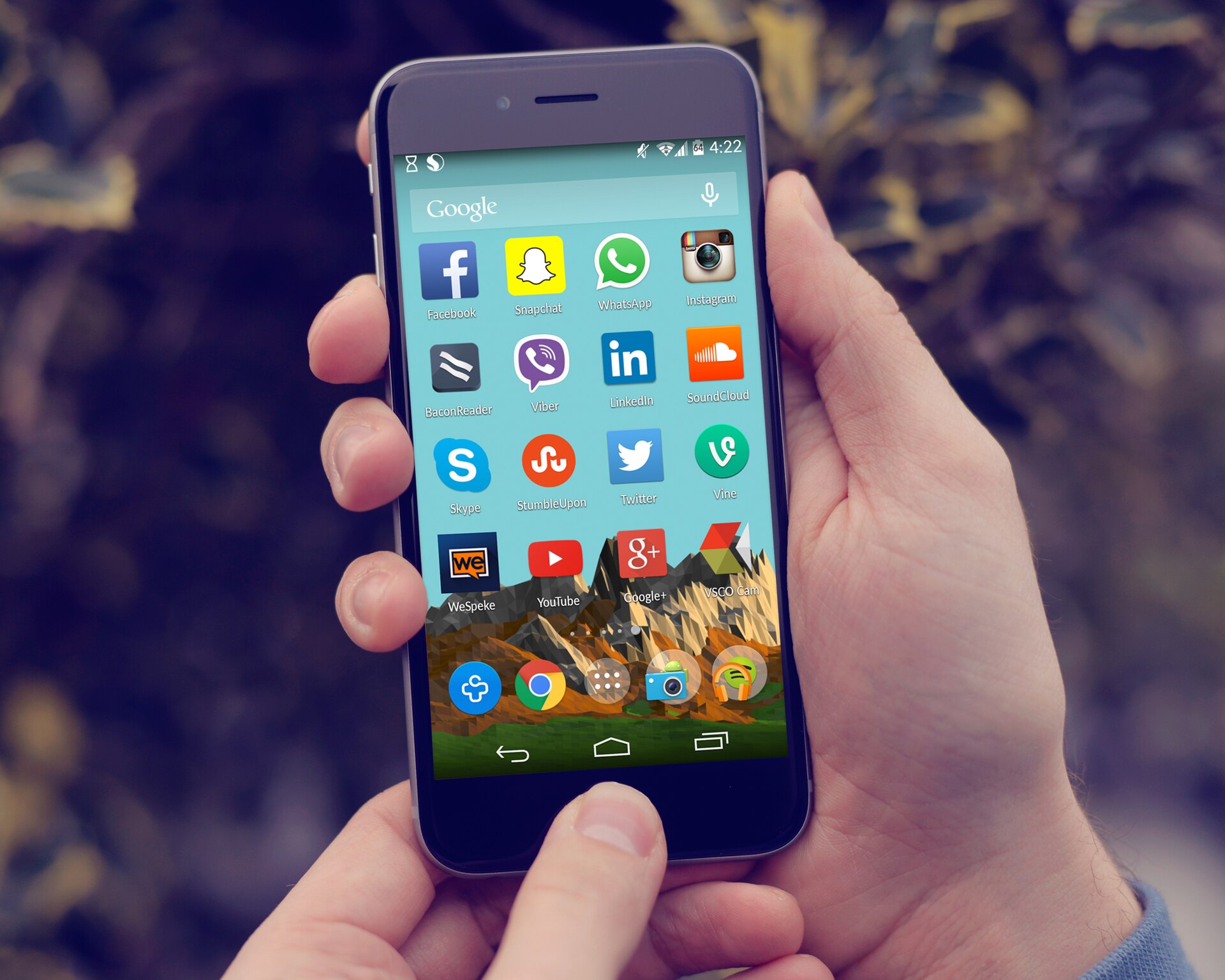 Mobilskärm med appar för sociala medier.