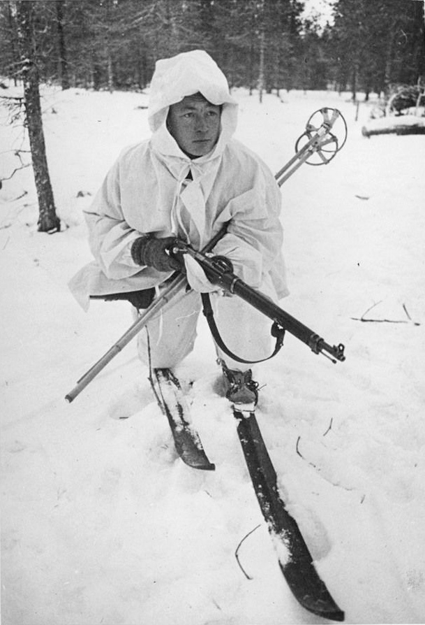 Finsk soldat i vit vinterutrustning på skidor under vinterkriget mot Sovjetunionen 1939–1940.