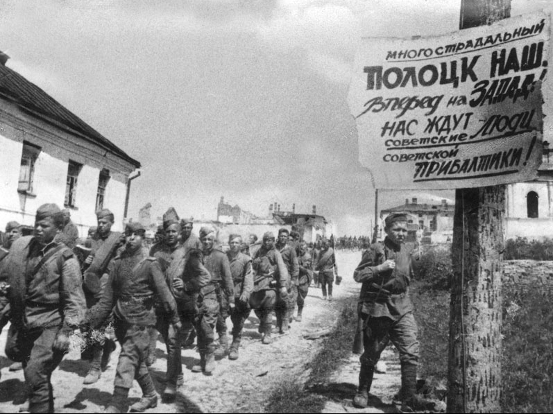 Sovjetiska soldater marscherar västerut i Polotsk 1944