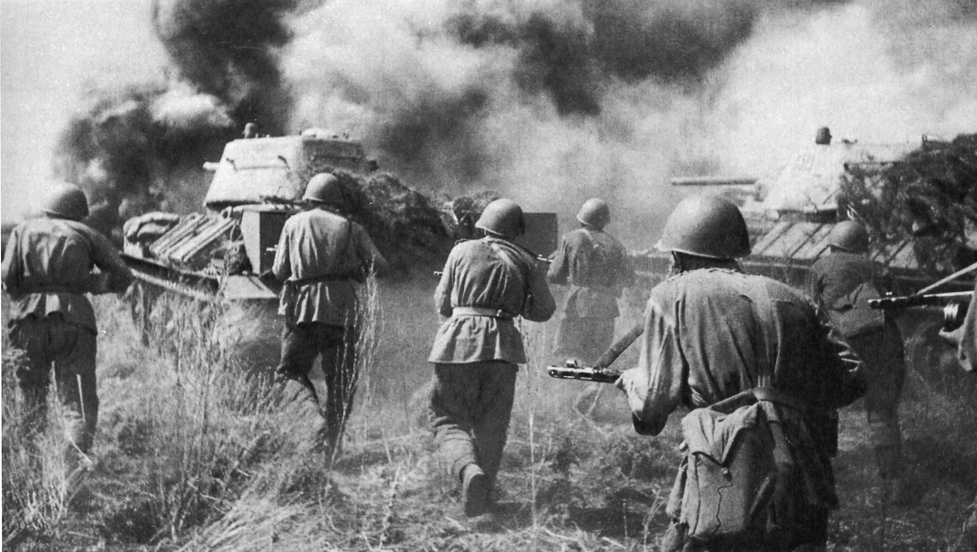 Sovjetiska T-34-stridsvagnar och soldater vid Kursk 1943