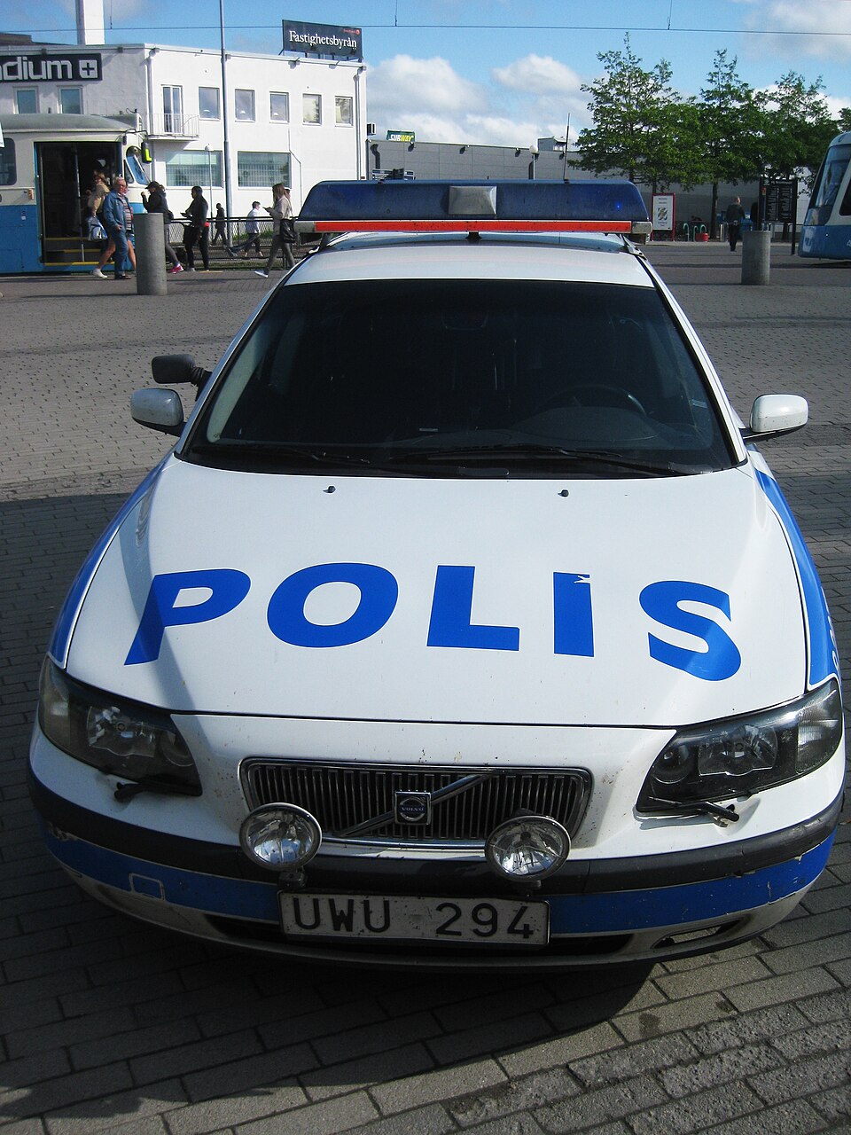 Svensk polisbil framifrån.