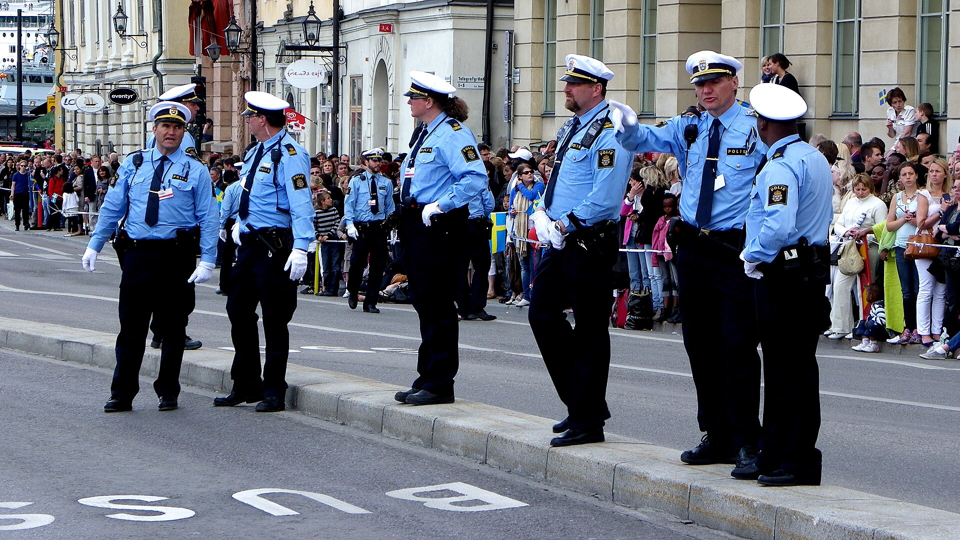Svenska poliser i uniform med vita hattar.