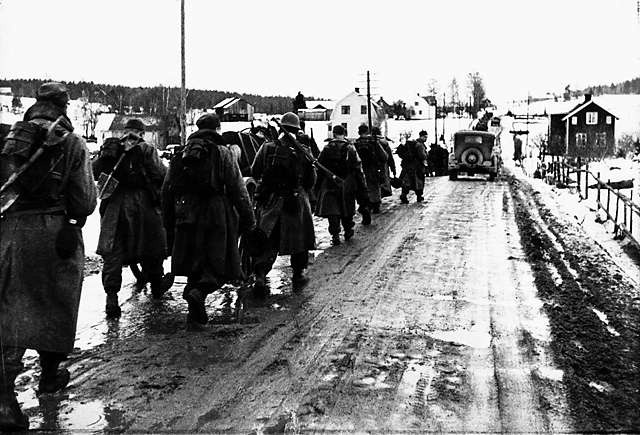 Svenska soldater marscherar 1940
