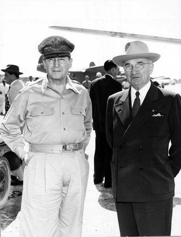 Harry S. Truman och Douglas MacArthur på Wake Island 1950.