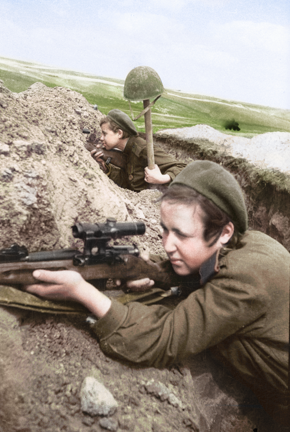 Två sovjetiska kvinnliga skarpskyttar i skyttegrav på östfronten 1943.