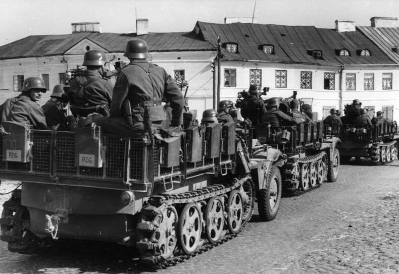 Tyska bandvagnar rullar genom Polen under invasionen 1939.