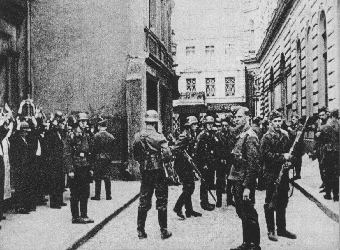 Tyska soldater griper polska civila i Bydgoszcz 1939.