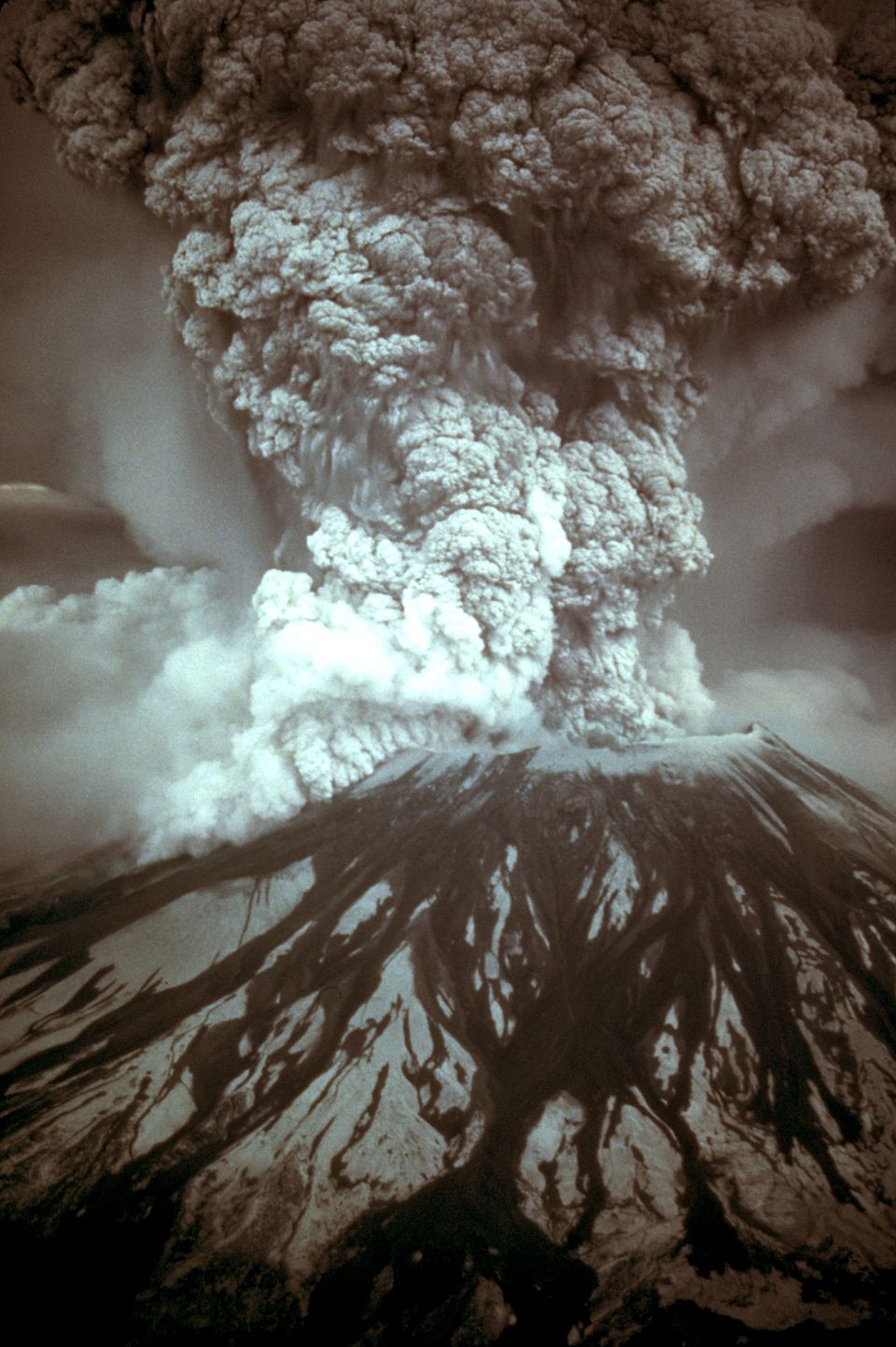Utbrott på Mount St. Helens 1980 med massiv askpelare