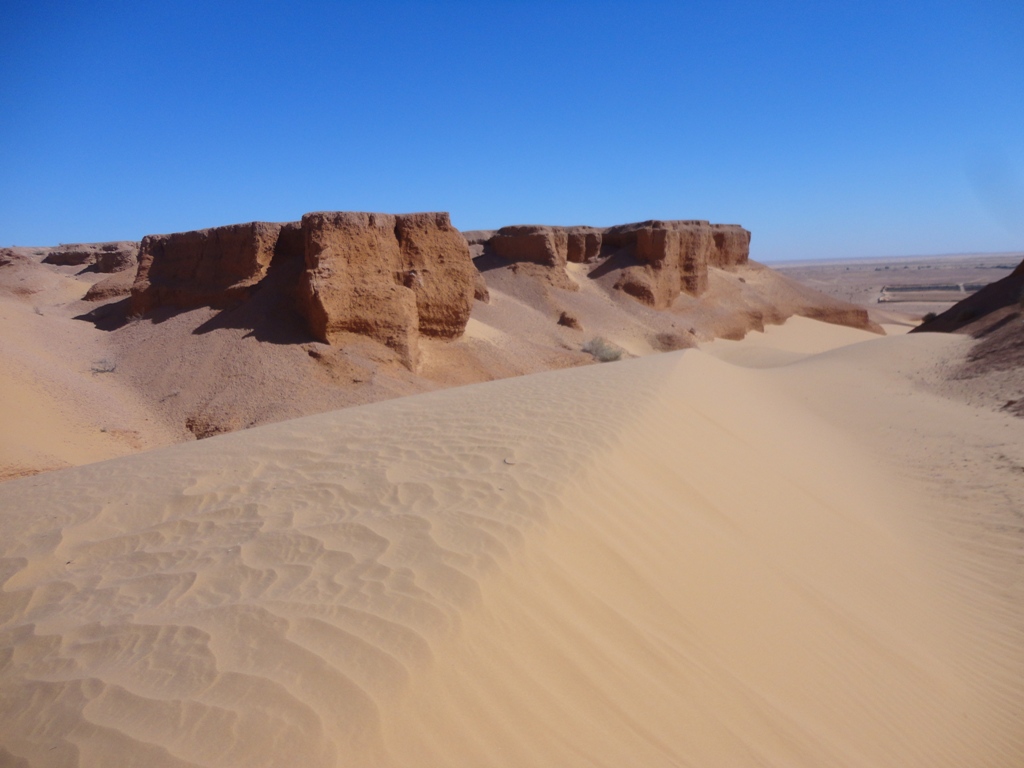 Vinderosion i Algeriet där vind och sand format ett torrt landskap.