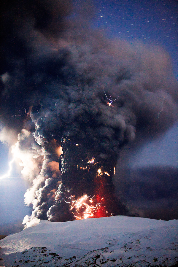 Vulkanutbrott på Island med lava och mörk askplym.