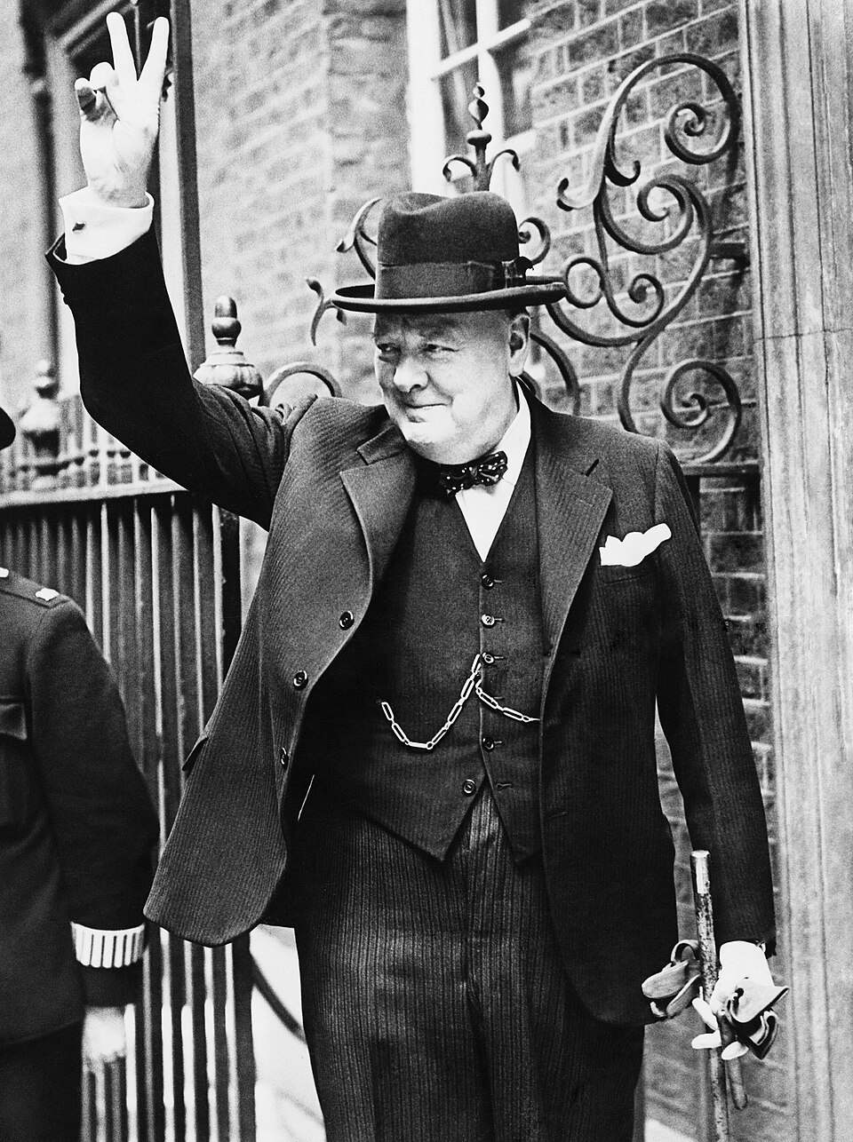 Winston Churchill gör V-tecknet under andra världskriget.