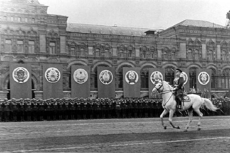 Georgij Zjukov rider vid segerparaden i Moskva 1945